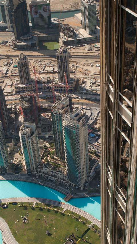 Wir sind auf der Aussichtsplattform in etwas 2/3 der gesamten Höhe des  Burj Khalifa und geniessen die Aussicht.